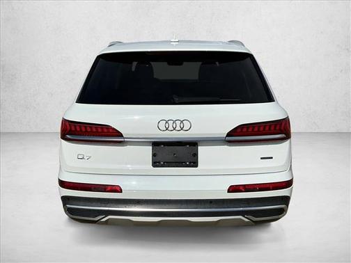 Glacier White Metallic 2023 Audi Q7 55 Premium