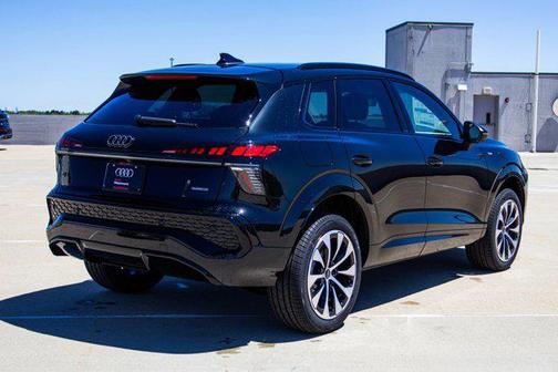 Mythos Black Metallic 2026 Audi Q3 TFSI quattro S tronic
