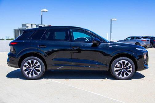 Mythos Black Metallic 2026 Audi Q3 TFSI quattro S tronic
