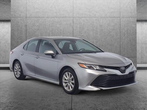 Photo 3 of 23 of 2019 Toyota Camry LE