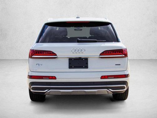 Satellite Silver Metallic 2024 Audi Q7 45 Premium Plus