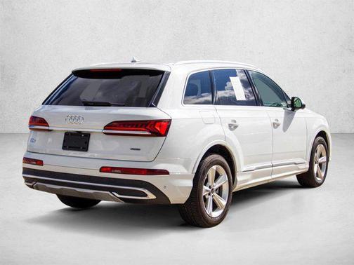 Satellite Silver Metallic 2024 Audi Q7 45 Premium Plus