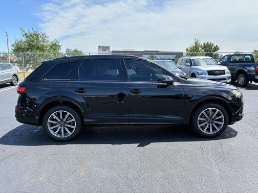 Mythos Black Metallic 2023 Audi Q7 45 Premium Plus