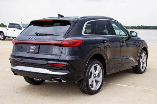 Mythos Black Metallic 2026 Audi Q5 Premium Plus TFSI quattro S tronic