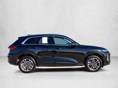 Mythos Black Metallic 2025 Audi Q5 Premium TFSI quattro S tronic