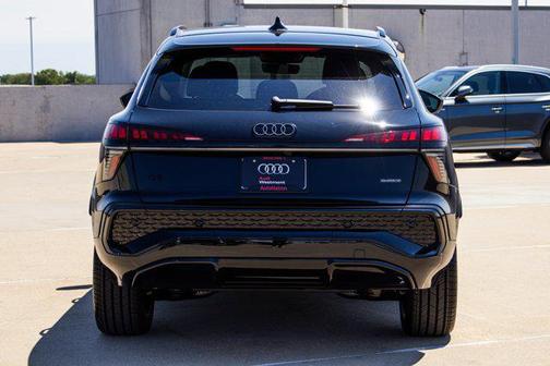 Mythos Black Metallic 2026 Audi Q3 TFSI quattro S tronic