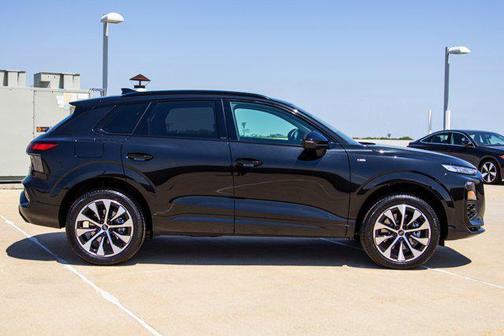 Mythos Black Metallic 2026 Audi Q3 TFSI quattro S tronic