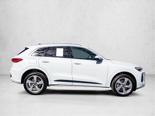 Glacier White Metallic 2025 Audi Q5 Premium Plus TFSI quattro S tronic