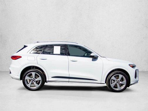 Glacier White Metallic 2025 Audi Q5 Premium Plus TFSI quattro S tronic