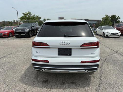 Glacier White Meta 2022 Audi Q7 45 Premium Plus
