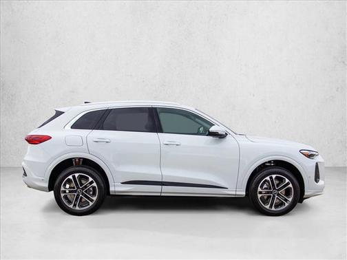 Glacier White Metallic 2026 Audi Q5 Premium Plus TFSI quattro S tronic