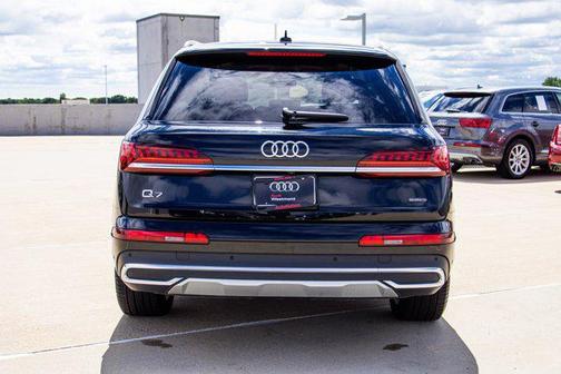 Mythos Black Metallic 2023 Audi Q7 45 Premium Plus