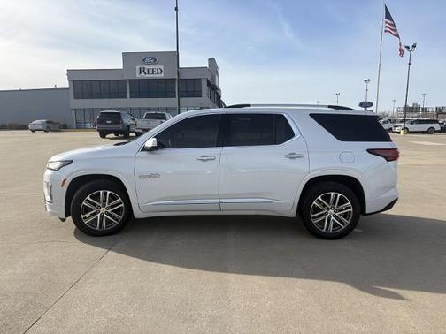 Iridescent Pearl Tricoat 2024 Chevrolet Traverse Limited HIGH COUNTRY