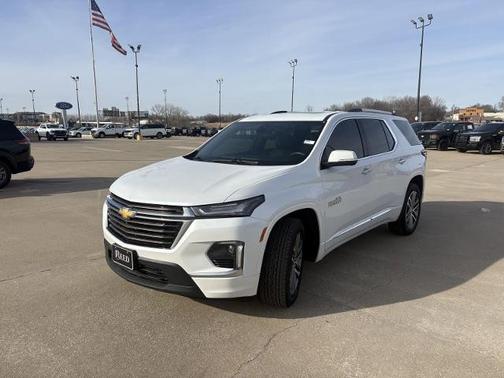 Iridescent Pearl Tricoat 2024 Chevrolet Traverse Limited HIGH COUNTRY