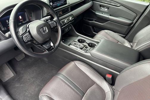 Crystal Black Pearl 2025 Honda Pilot