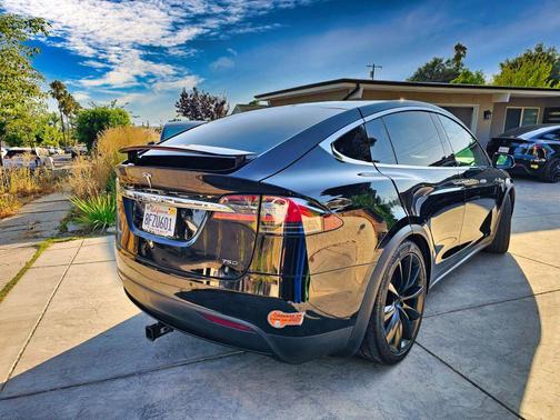 2018 Tesla Model X 75D Sport Utility 4D