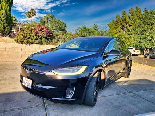 2018 Tesla Model X 75D Sport Utility 4D