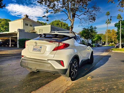 2020 Toyota C-HR XLE Sport Utility 4D