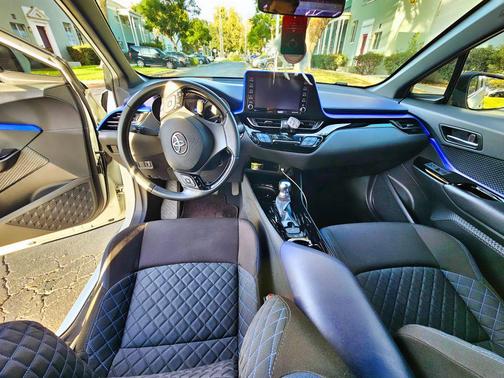 2020 Toyota C-HR XLE Sport Utility 4D