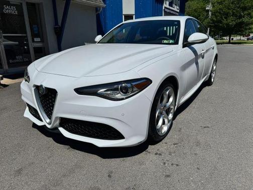 White 2019 Alfa Romeo Giulia Ti
