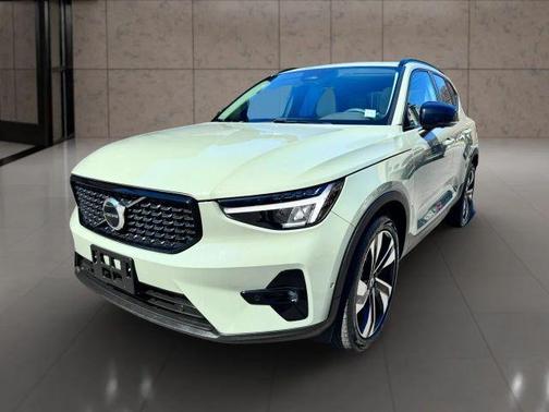 Sage Green Metallic 2023 Volvo XC40 B5 Plus Dark Theme