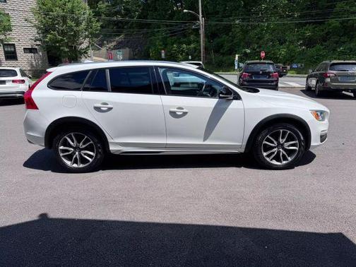 2017 Volvo V60 Cross Country T5