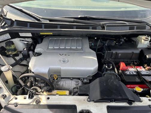 Blizzard Pearl 2010 Toyota Sienna XLE