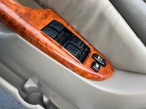 Blizzard Pearl 2010 Toyota Sienna XLE