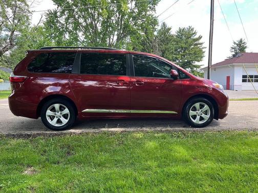 Salsa Red Pearl 2017 Toyota Sienna LE