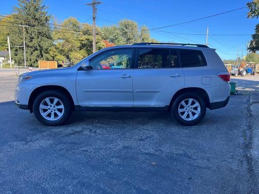 Classic Silver Metallic 2012 Toyota Highlander SE SUV