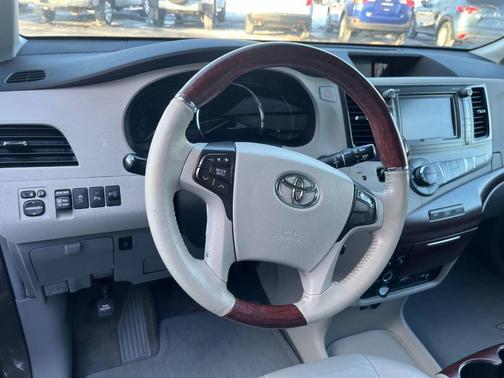2011 Toyota Sienna XLE