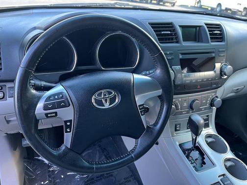 Blizzard Pearl 2011 Toyota Highlander SE