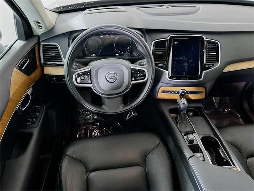 2022 Volvo XC90 T6 Momentum 7 Passenger