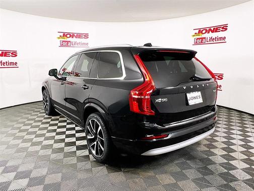 2022 Volvo XC90 T6 Momentum 7 Passenger