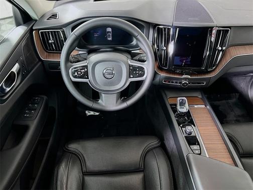 2023 Volvo XC60 B5 Ultimate Bright Theme