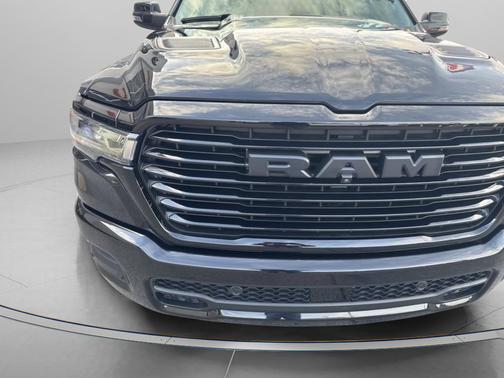 Diamond Black Crystal Pearlcoat 2026 RAM 1500 Laramie