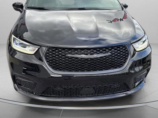 Diamond Black Crystal Pearlcoat 2026 Chrysler Pacifica L