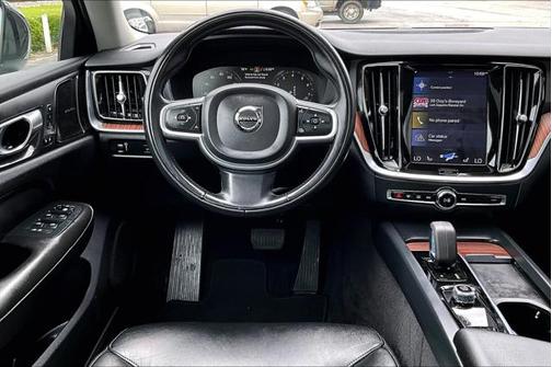 2022 Volvo S60 T5 Momentum