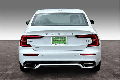 2022 Volvo S60 T5 Momentum