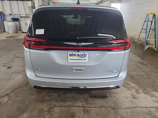 Silver Mist Clearcoat 2026 Chrysler Pacifica Limited