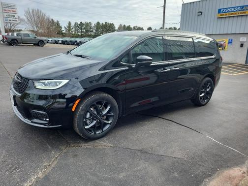 Diamond Black 2026 Chrysler Pacifica Select