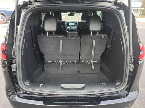 Diamond Black 2026 Chrysler Pacifica Select