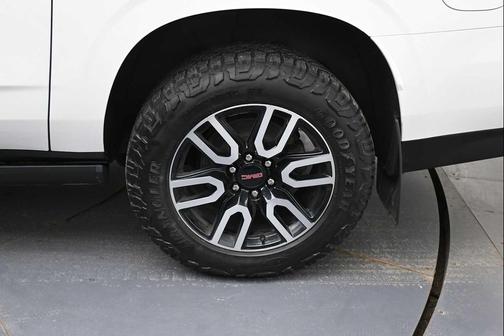 White Frost Tricoat 2022 GMC Yukon XL 4WD AT4