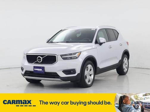 2022 Volvo XC40 T4 Momentum