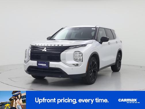 White 2023 Mitsubishi Outlander SE