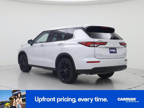 White 2023 Mitsubishi Outlander SE