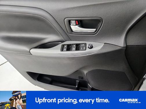 Silver 2015 Toyota Sienna SE Premium