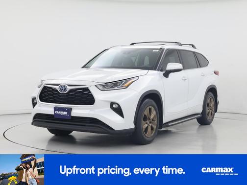 White 2022 Toyota Highlander Hybrid XLE Bronze
