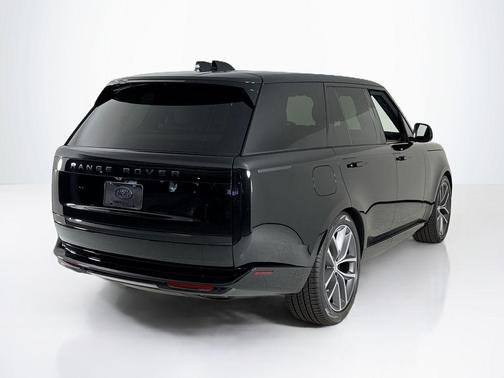 2025 Land Rover Range Rover P550e SE