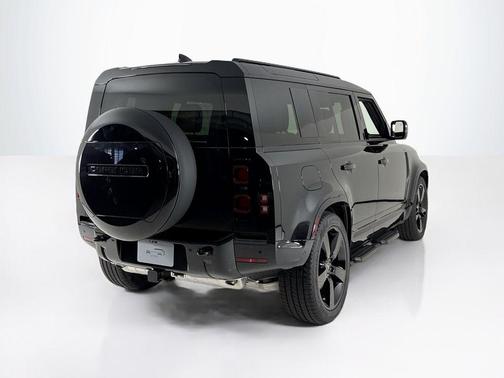 2025 Land Rover Defender P400 X-Dynamic SE